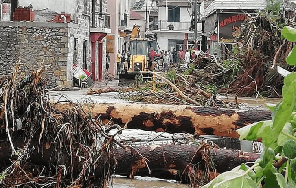 UŽAS U GRČKOJ: Snažno nevreme pogodilo ostrvo EVIJA, među žrtvama i BEBA (FOTO)